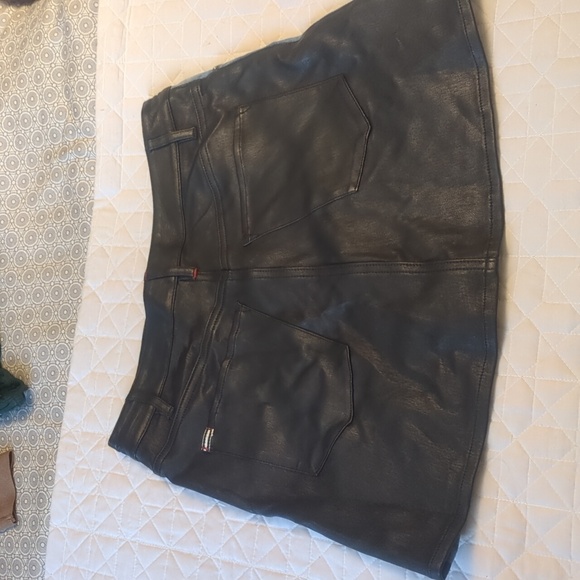 Alice and Olivia, denim and lamb leather mini skirt, size 28 - Picture 3 of 9